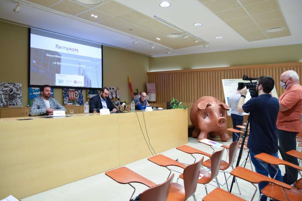 El director de l’Agència de Residus de Catalunya, Isaac Peraire, l'alcalde de Mataró, David Bote i el director del Consorci de Residus del Maresme, Carles Salesa durant la roda de premsa de presentació del Recuwaste 2021